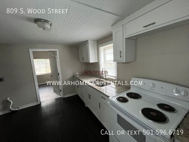 Building Photo - 809 S Wood St