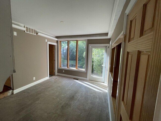 Building Photo - 1203 W Johnson St