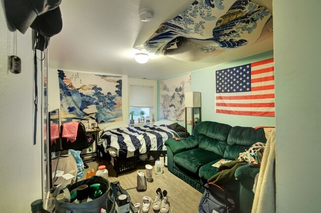 Building Photo - Huge U.W. Home Now Renting for September 2026