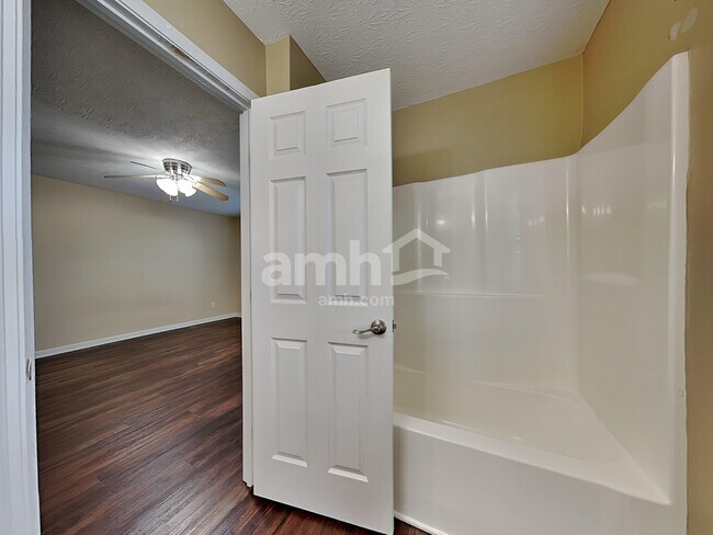 Building Photo - 10204 Meadow Glen Dr