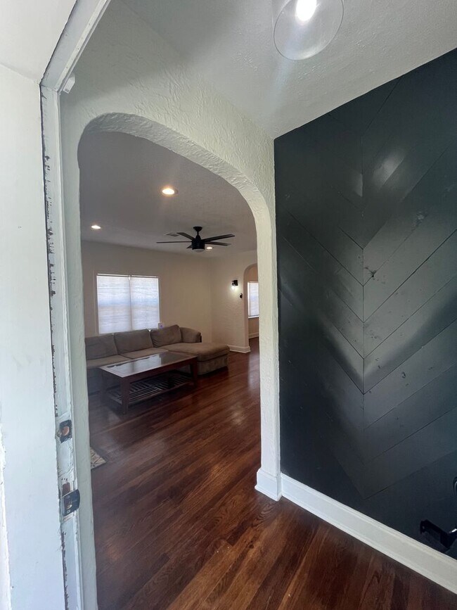 Building Photo - 2 minutes away from Rhodes College! Beautifully Renovated! Pets are owner's approval, fees do apply.