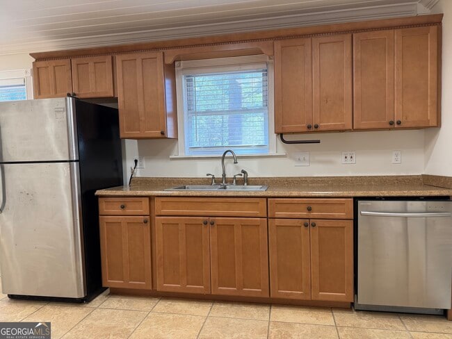 Building Photo - 305 Hillside Dr