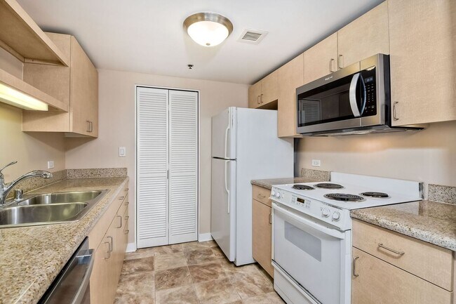 Building Photo - Condo - Heart of Downtown San Diego