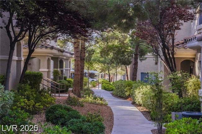 Building Photo - Cozy 2 bedroom 2 bath ground level condo n...