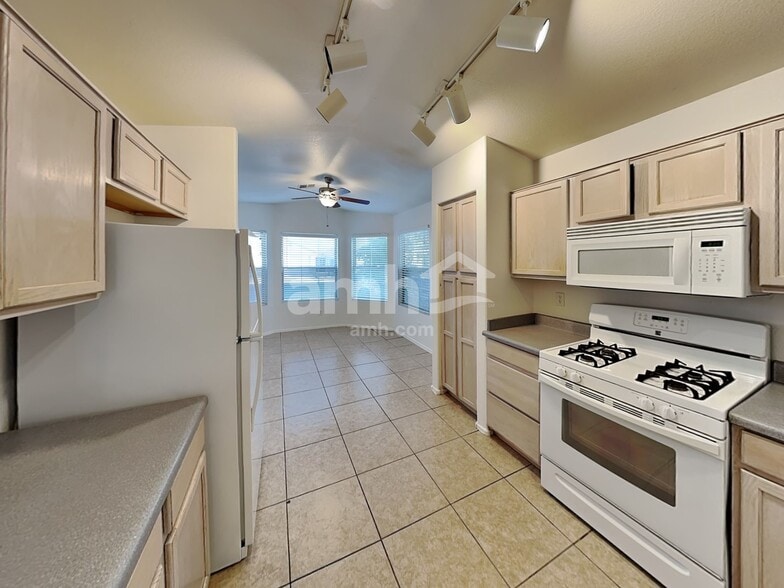 Building Photo - 9045 W Holly St