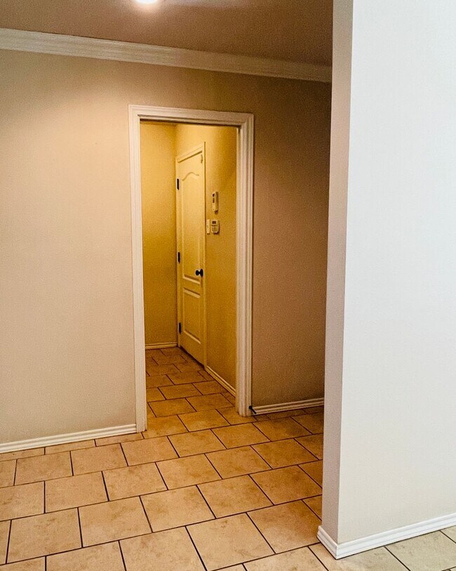 Building Photo - 3/2/2 - South of Loop 289, off of 89th & A...