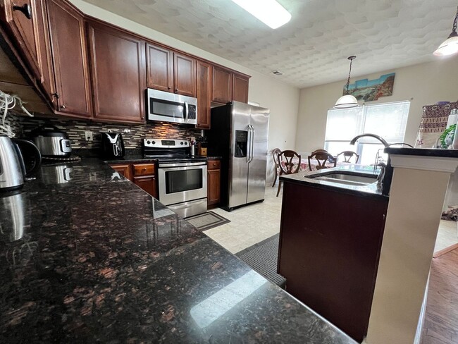 Building Photo - 3 bedroom home in sought after Whitaker Pl...