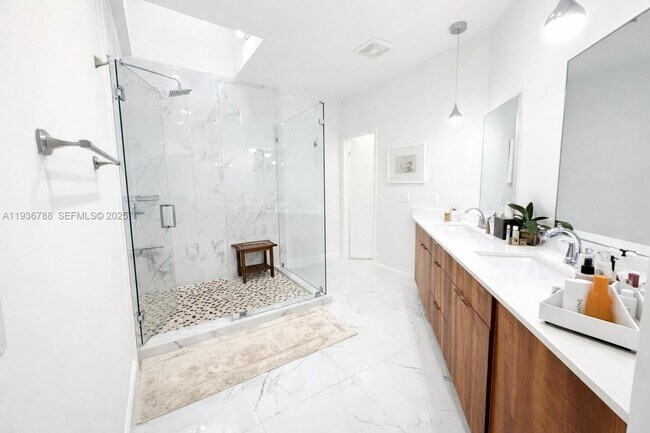 Building Photo - 2676 NE 135th St