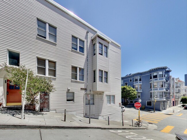 Building Photo - One Month Free!! Prime Telegraph Hill Loca...