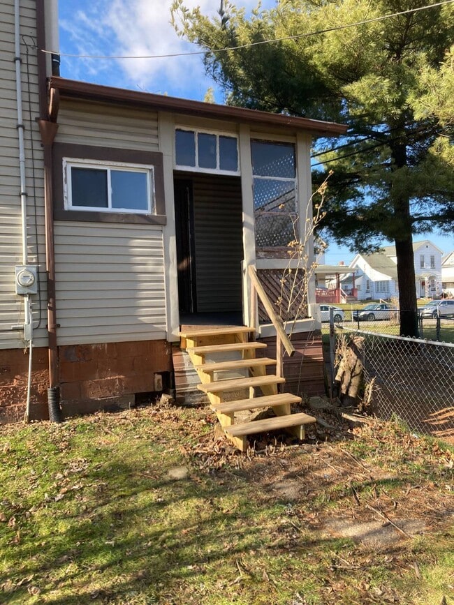 Building Photo - 736 S Seneca Ave