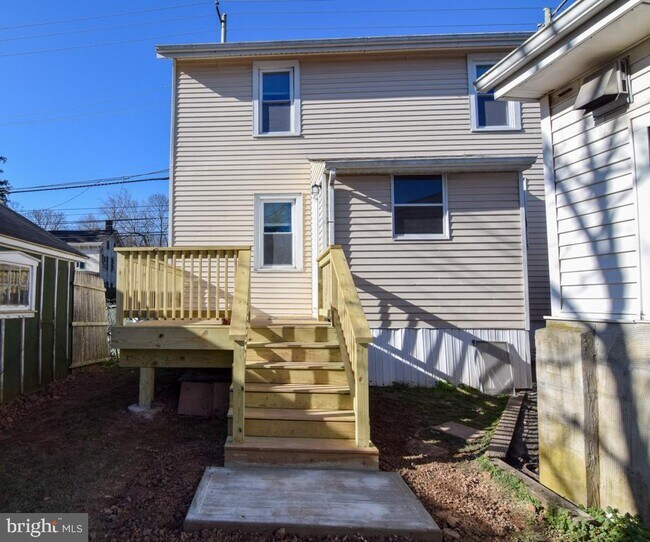 Building Photo - 1071 W Bristol Rd