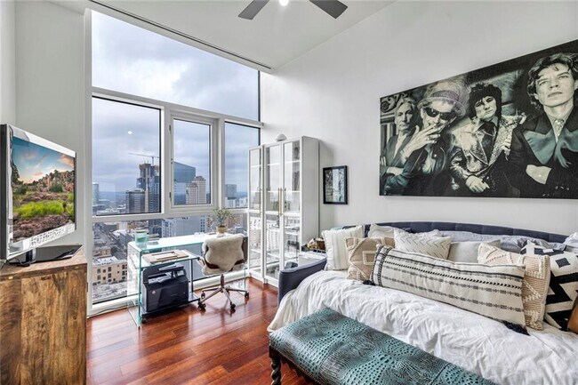 Building Photo - 555 E 5th St