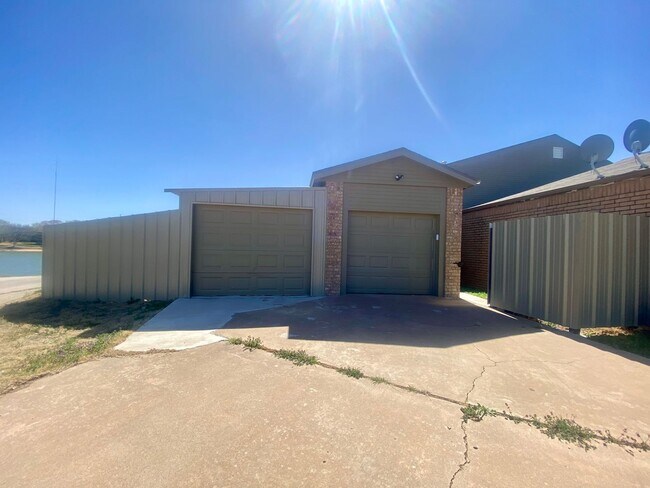 Building Photo - 2 Bed 2 Bath Town Home Available