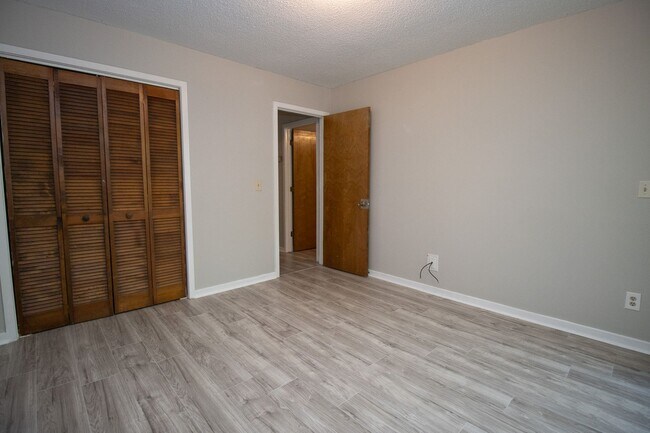 Building Photo - Spacious 2BR 2BA townhome in Village Creek!