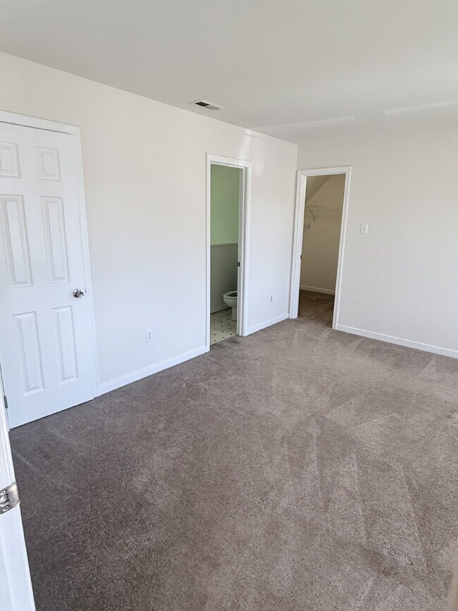 Building Photo - Great Location 3 Bedroom Home Ready to Move In