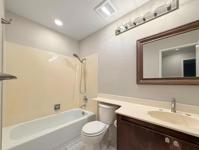 Building Photo - 5935 Woodbine Pl