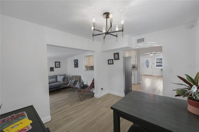 Building Photo - 702 Gray St S