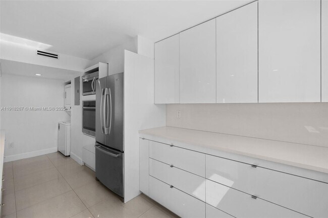 Building Photo - 9102 W Bay Harbor Dr