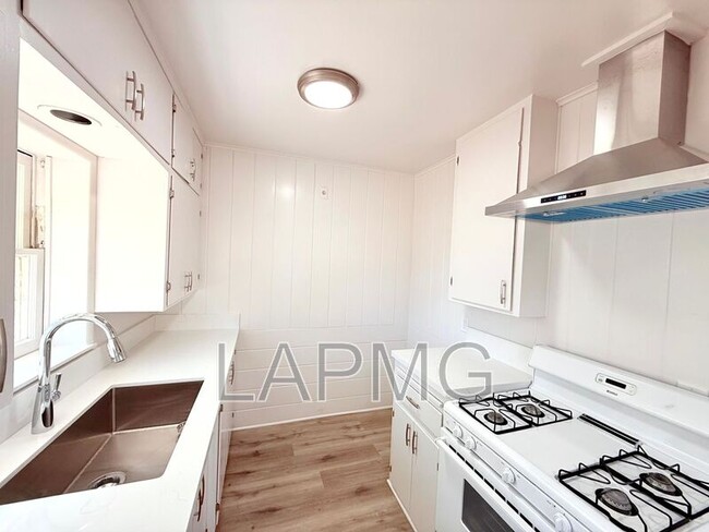 Building Photo - 6200 N Muscatel Ave