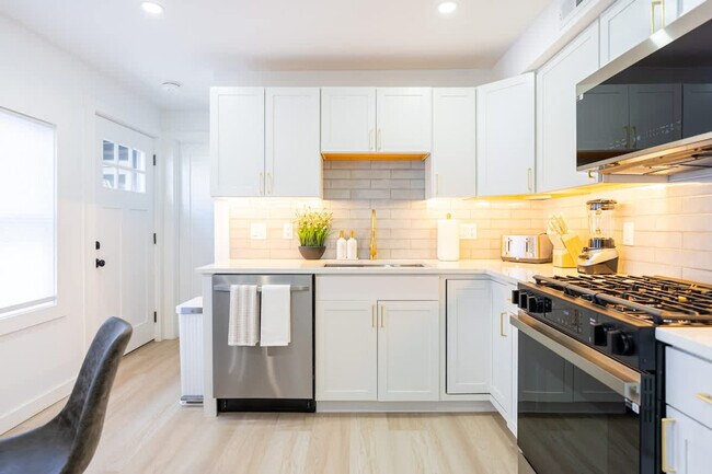 Building Photo - 42 White St Pl