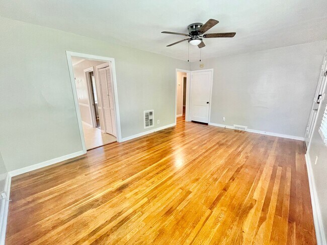 Building Photo - Beautiful 3 Bed 1 Bath Home Located near target shopping center off of Battleground in desirable ...