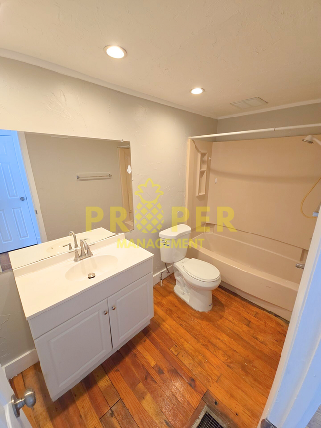 Building Photo - Charming 2 bed Cape Cod with central air a...