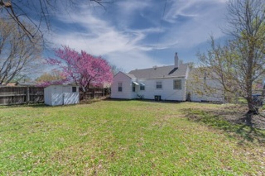 Building Photo - 2448 E Aloma St