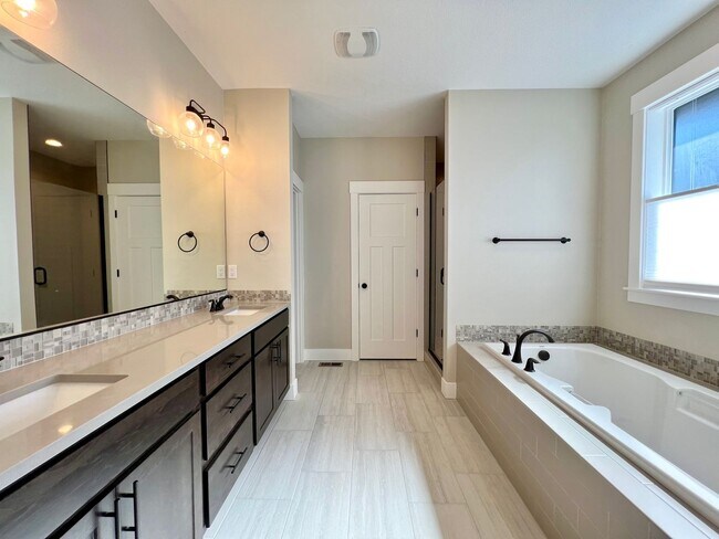 Building Photo - 3 BED+OFFICE/DEN!! STUNNING FLOOR PLAN, HIGH END FINISHES, END LOT!