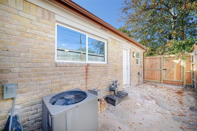 Building Photo - 1716 Crestdale Dr