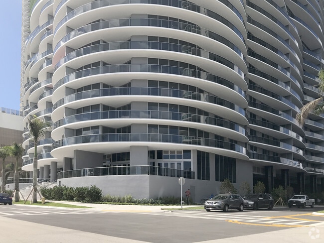 Building Photo - Aria on the Bay