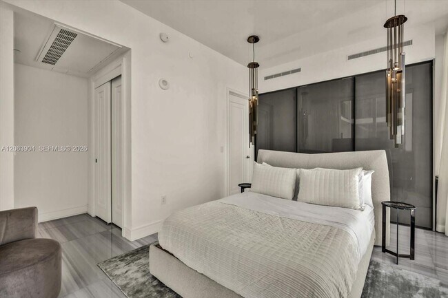 Building Photo - 17901 Collins Ave