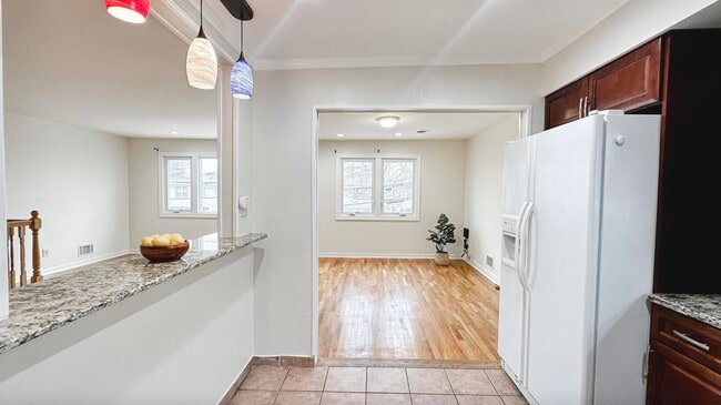 Building Photo - 14 Centre Ln