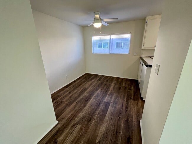 Dining area - 5215 Sepulveda Blvd