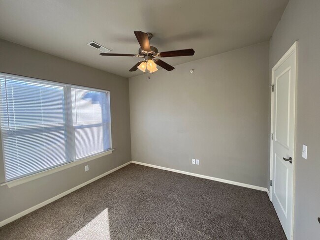 Building Photo - 2 BEDROOM, 2 BATH GREAT LOCATION