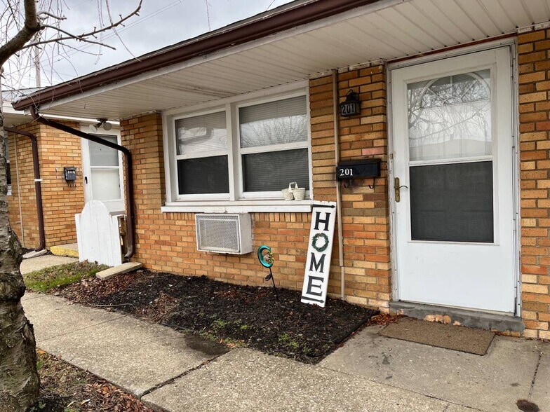 Building Photo - 7560 Mentor Ave