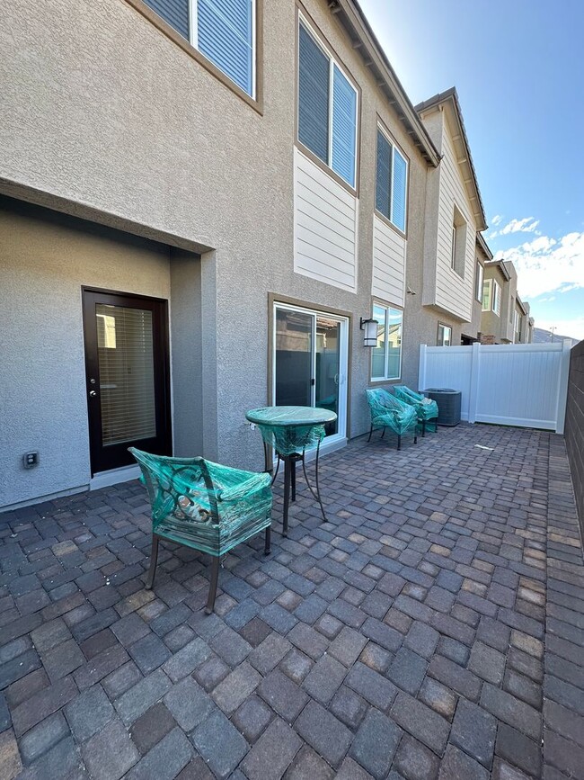 Building Photo - Fully furnished 55+ townhome with attached...