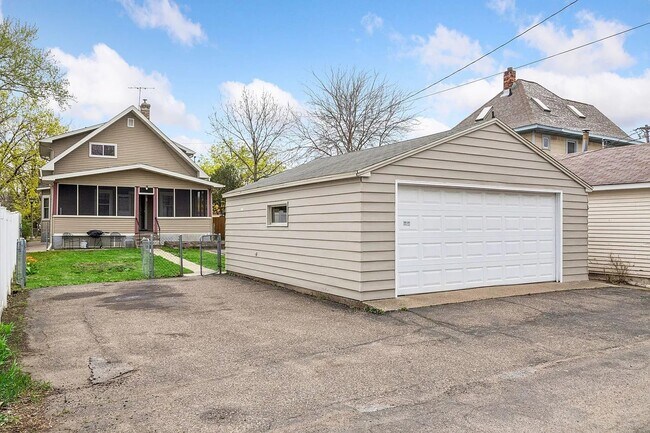 Building Photo - 794 Randolph Ave