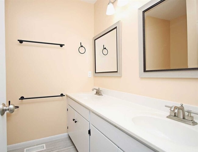 Building Photo - 2 Bedroom Condo in Birnam Wood