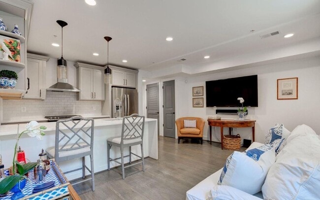 Building Photo - Glover Park Beauty with Parking