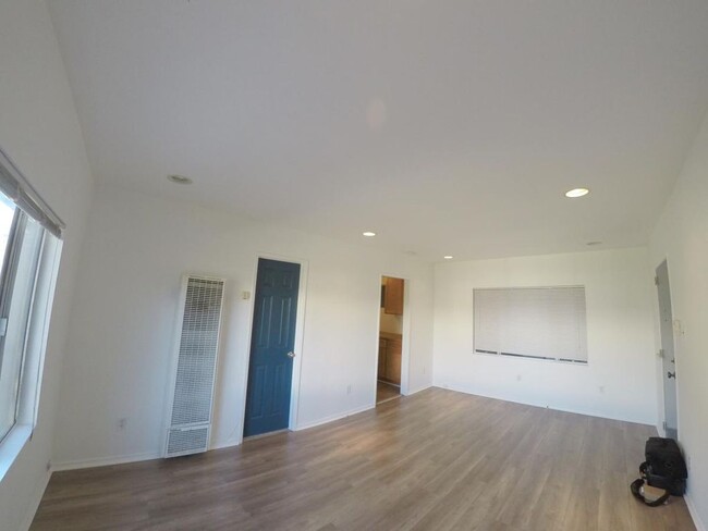 Building Photo - 1514 Micheltorena St