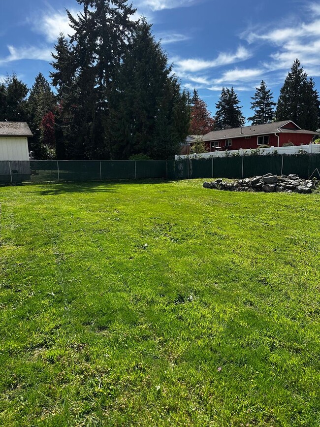 Building Photo - Ready to Move in Refreshed Ramber!