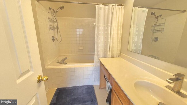 Building Photo - 206 Park Brook Ct