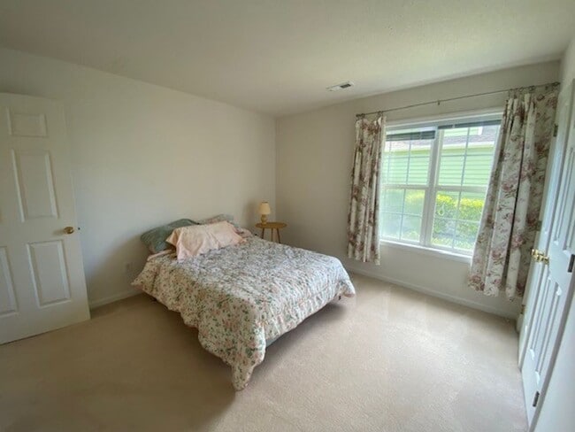 Building Photo - Introducing a charming 3-bedroom, 2-bathro...