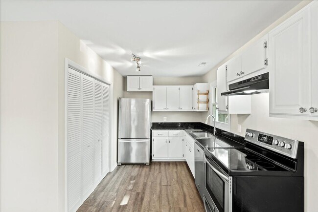 Building Photo - CLOSE TO I-95 & QUANTICO!