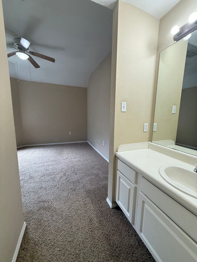 Building Photo - 3/2.5/2 2 STORY - Great Location near Main St