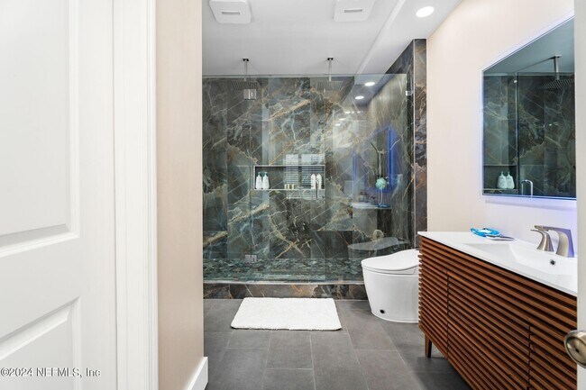 Building Photo - 400 E Bay St