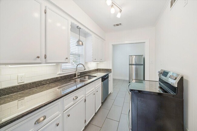 Building Photo - 1937 W McKinney St