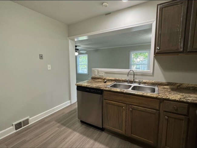 Building Photo - Charming 3 bedroom 1.5 bathroom home with ...