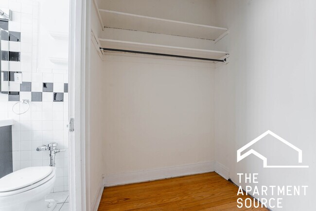 Building Photo - 522 W Surf St