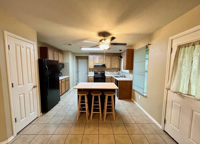 Building Photo - BEAUTIFUL 4 BR/2BTH HOUSE LOCATED IN CIBOL...